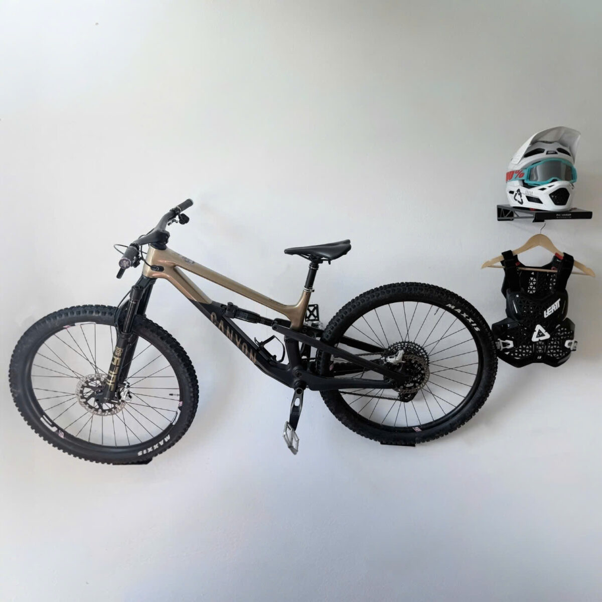 Gía treo xe đạp gắn tường móc Pedal