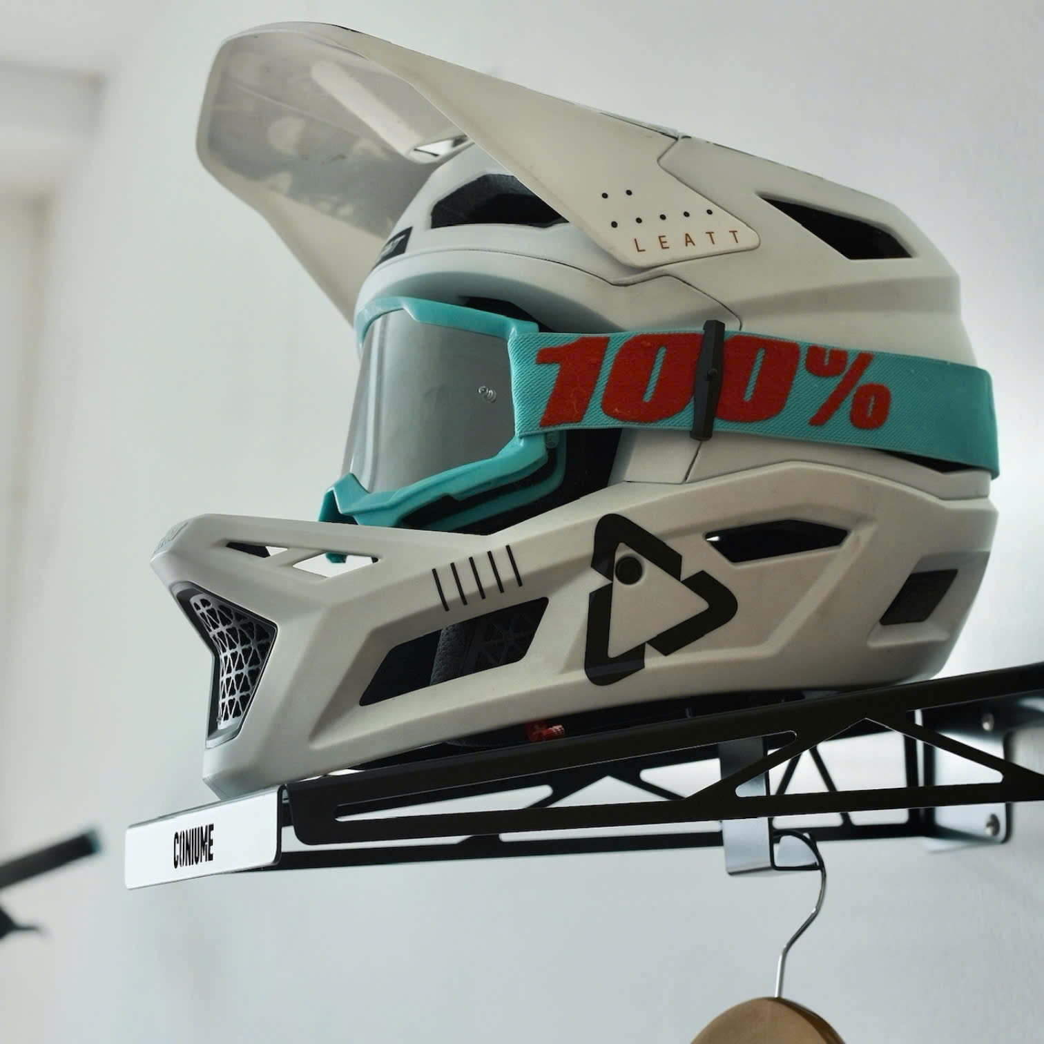 Gía để mũ bảo hiểm MOTO - Ảnh 3